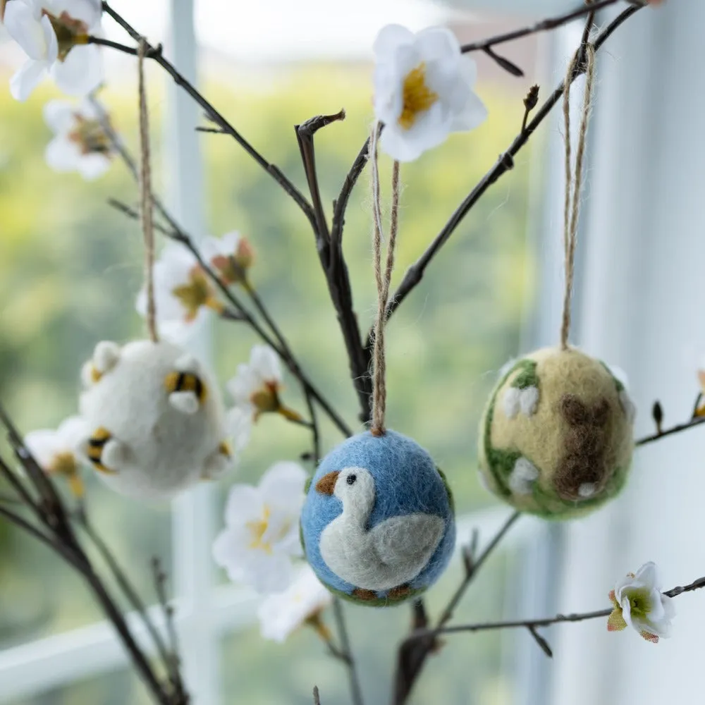 Artisan Easter Egg ornament Bee - White (PREORDER)