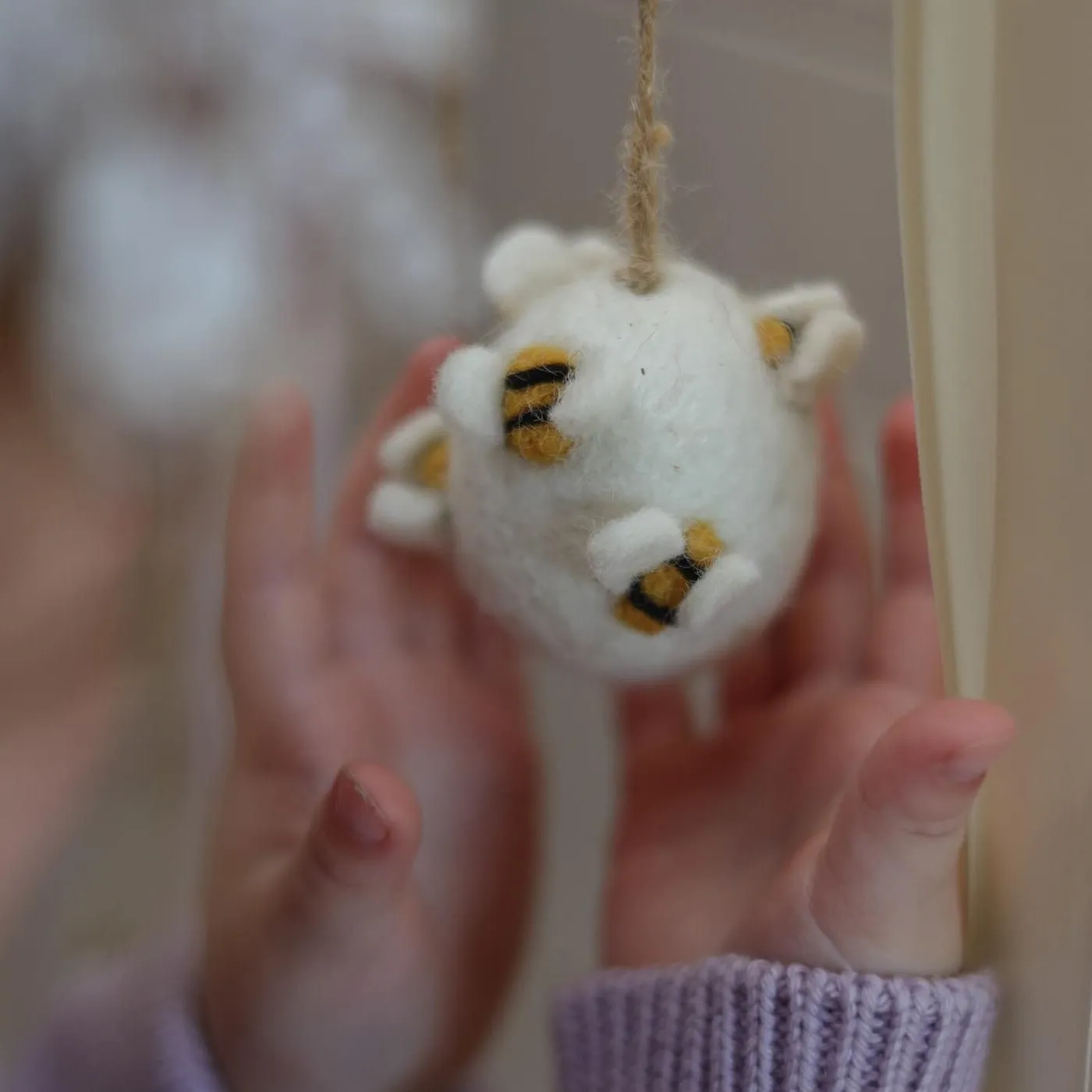 Artisan Easter Egg ornament Bee - White (PREORDER)