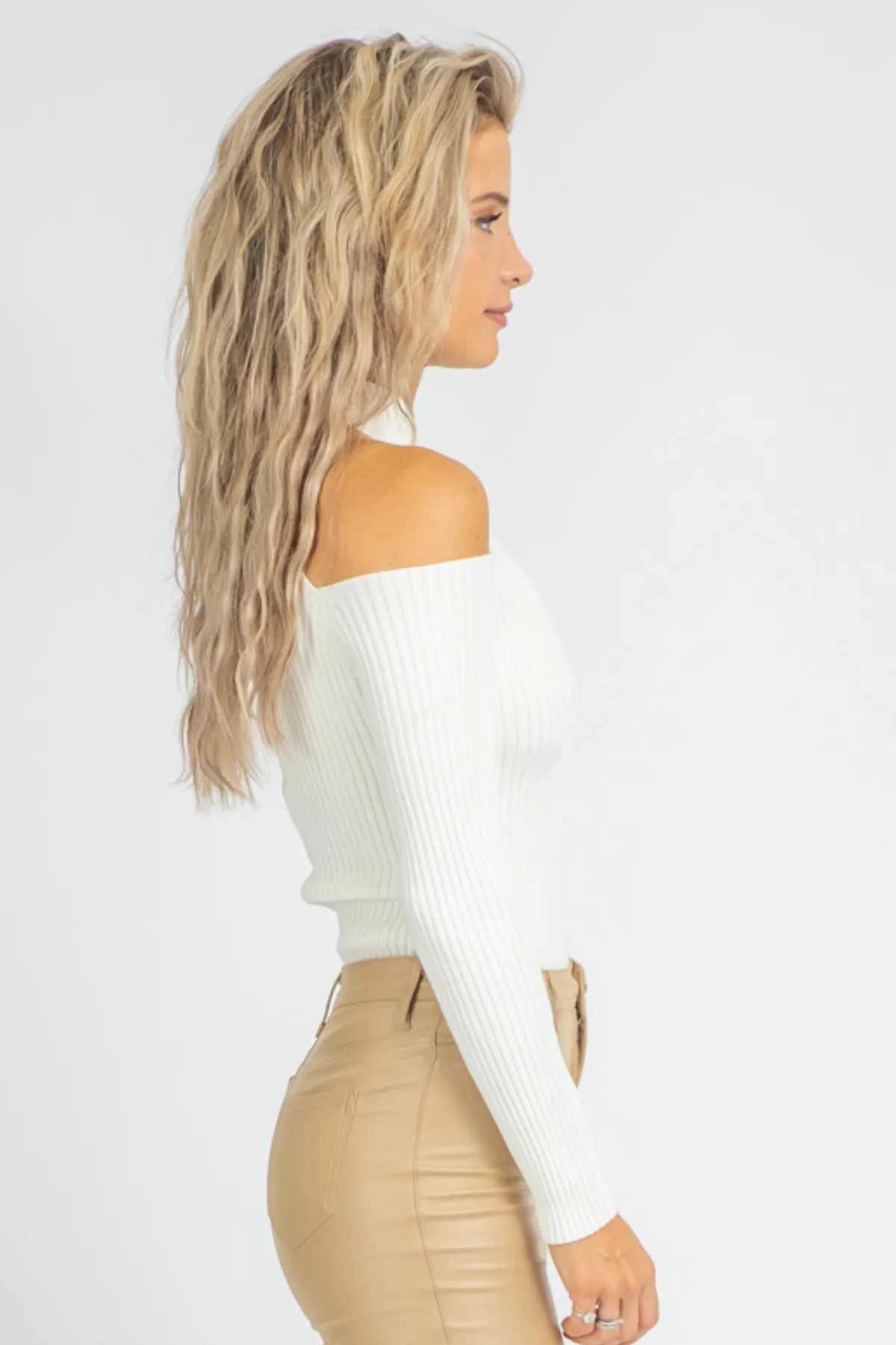 CREAM CROSS-NECK RIBBED KNIT