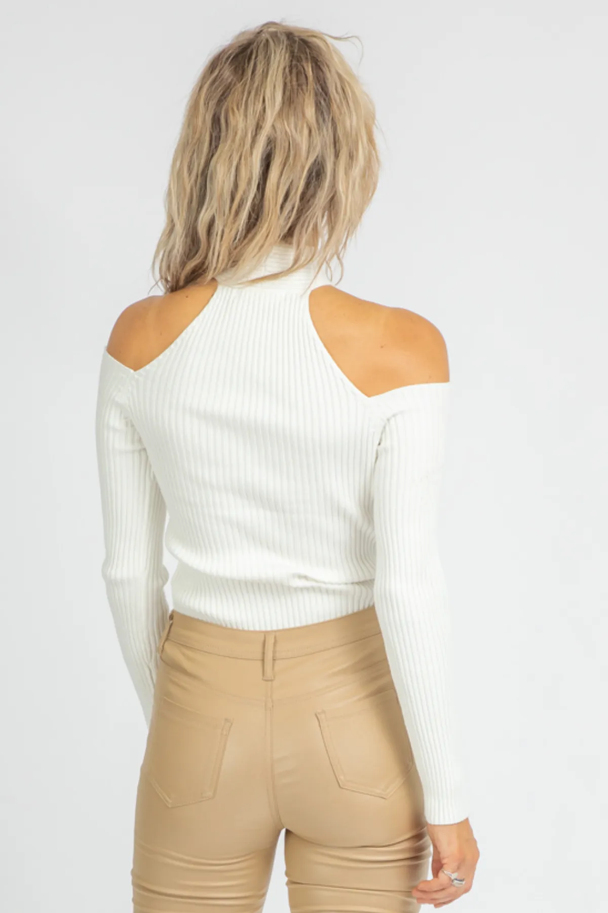 CREAM CROSS-NECK RIBBED KNIT