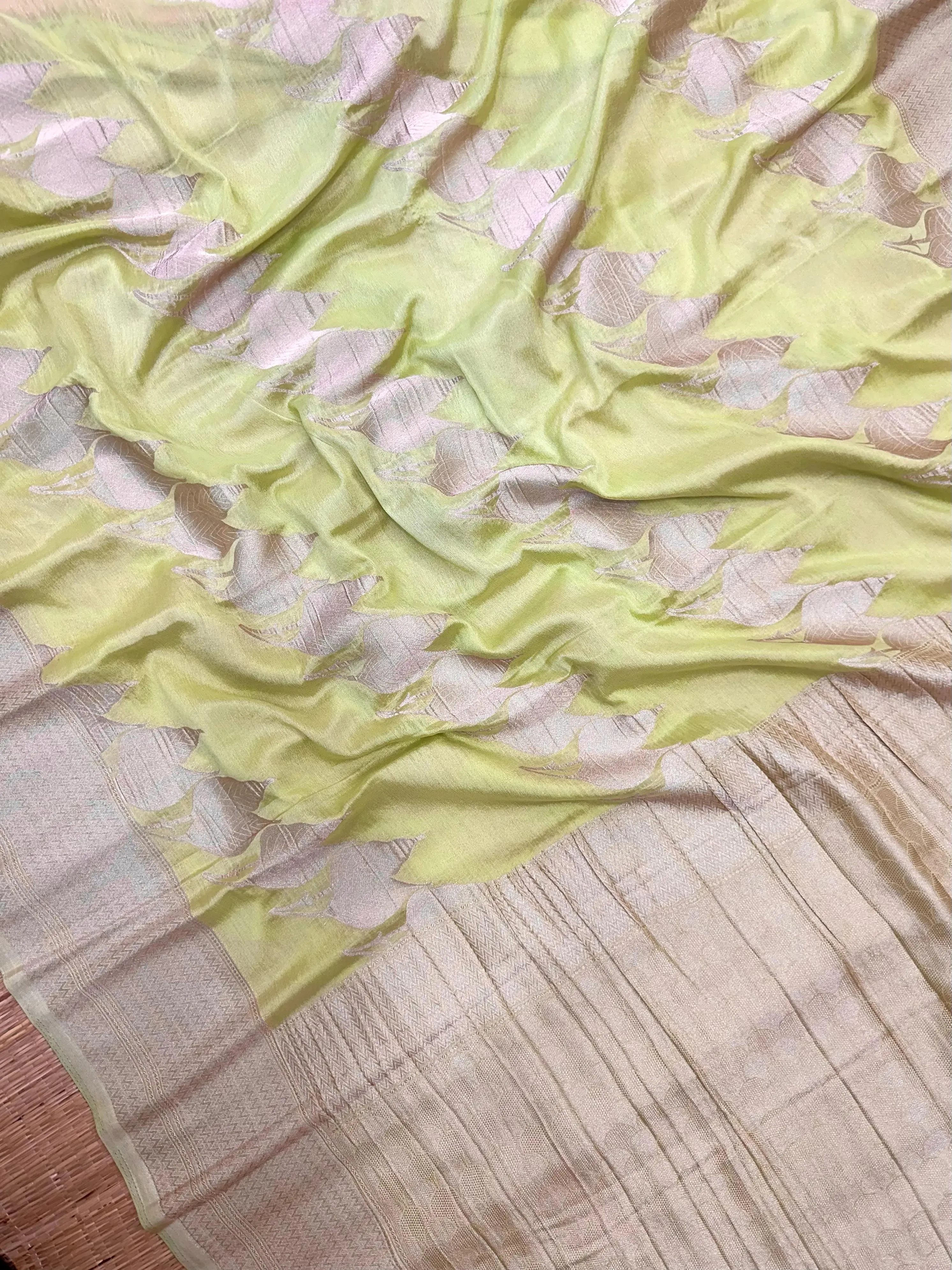 Graceful Chiffon Semi Banarasi Saree – Ideal for Special Occasions